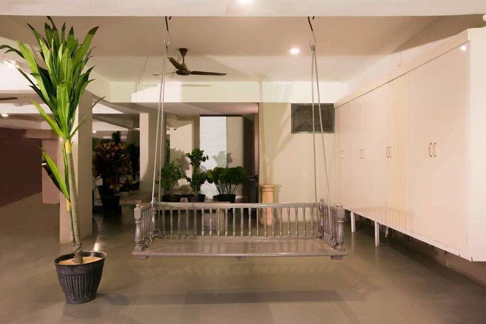 Ахмедабад: 10blossoms Signature service Apartment