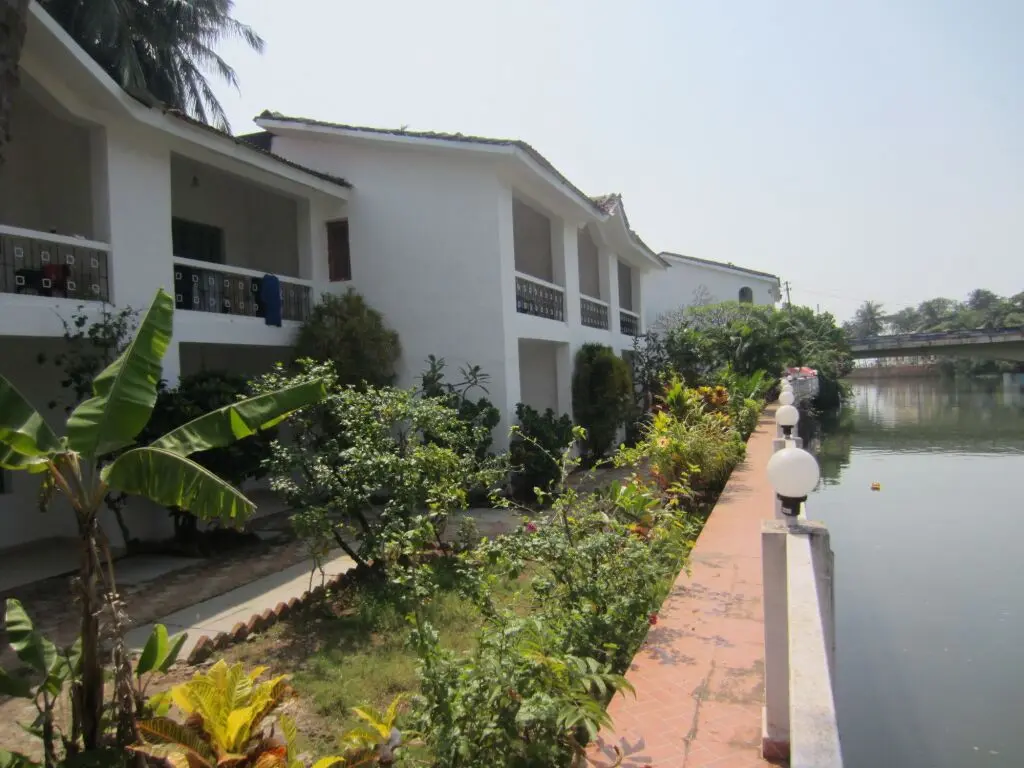 Бага: Hotel Riverside