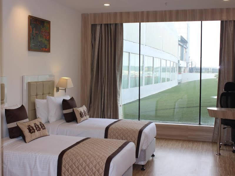 Газиабад: SK Premium Park, World Square Mall