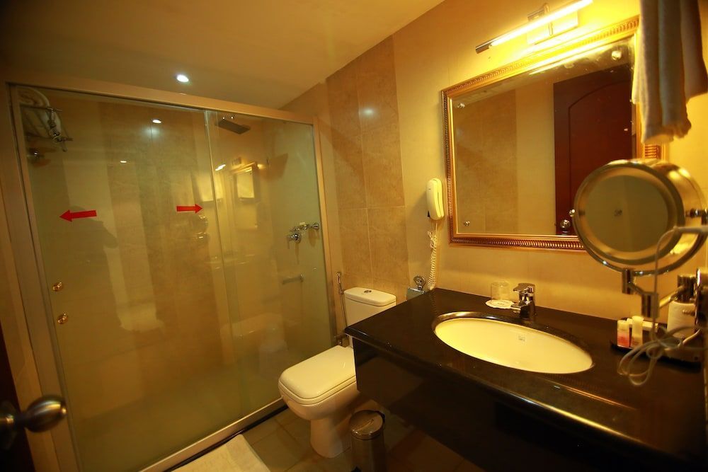 Чирайнкижу: Madathil Regency Hotel