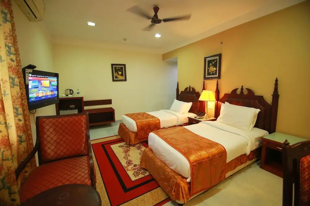 Чирайнкижу: Madathil Regency Hotel