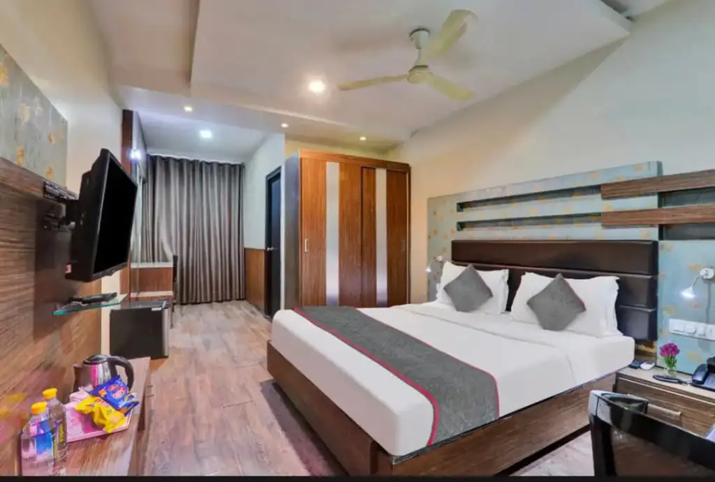 Лакхнау: Hotel Cosmos