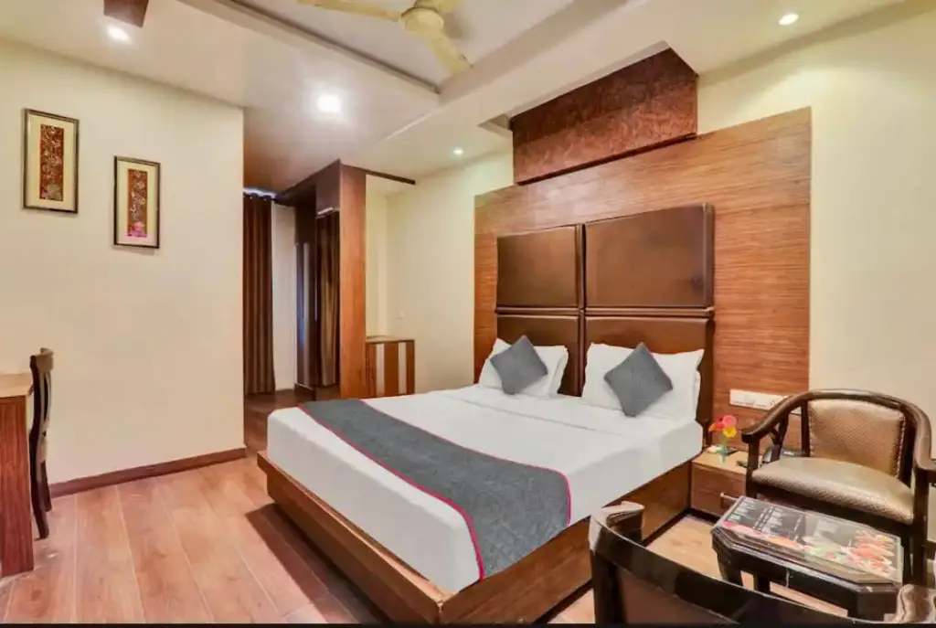 Лакхнау: Hotel Cosmos
