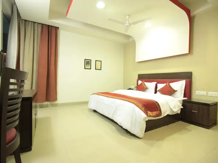 Нойда: FabHotel Pine Tree
