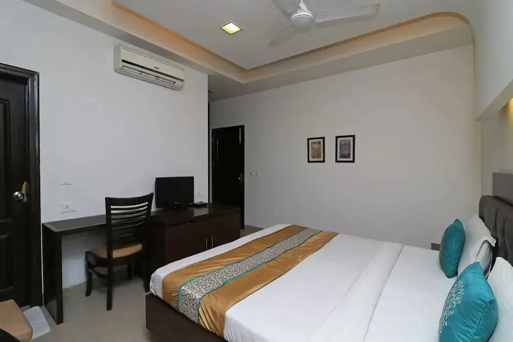 Нойда: FabHotel Pine Tree