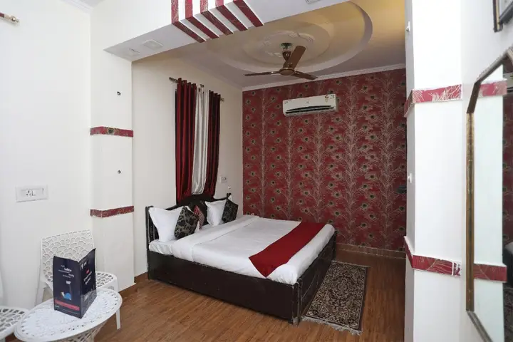 Нью-Дели: The Castle Bed Breakfast