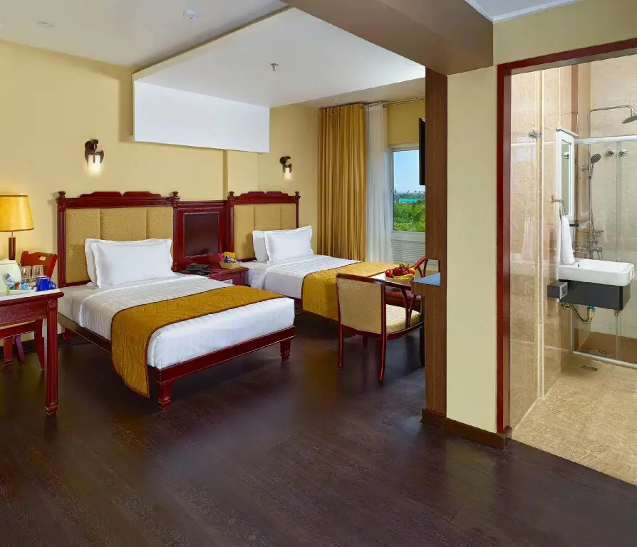 Маниячи: Hotel Palmyra Grand Suite