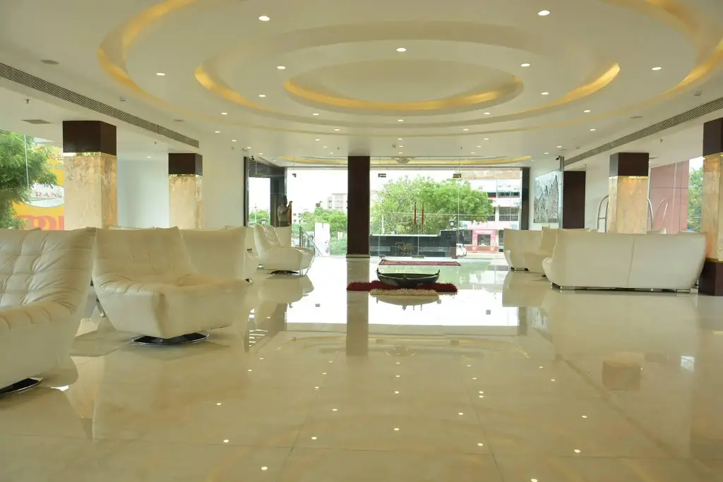 Маниячи: Hotel Palmyra Grand Suite