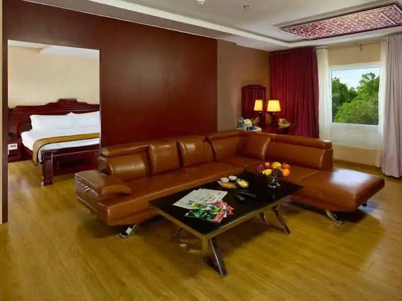 Маниячи: Hotel Palmyra Grand Suite