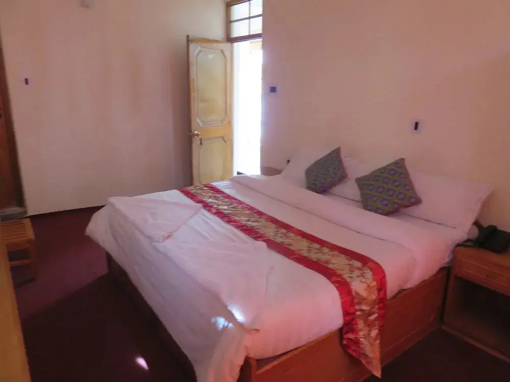 Лех: The Auspicious Hotel