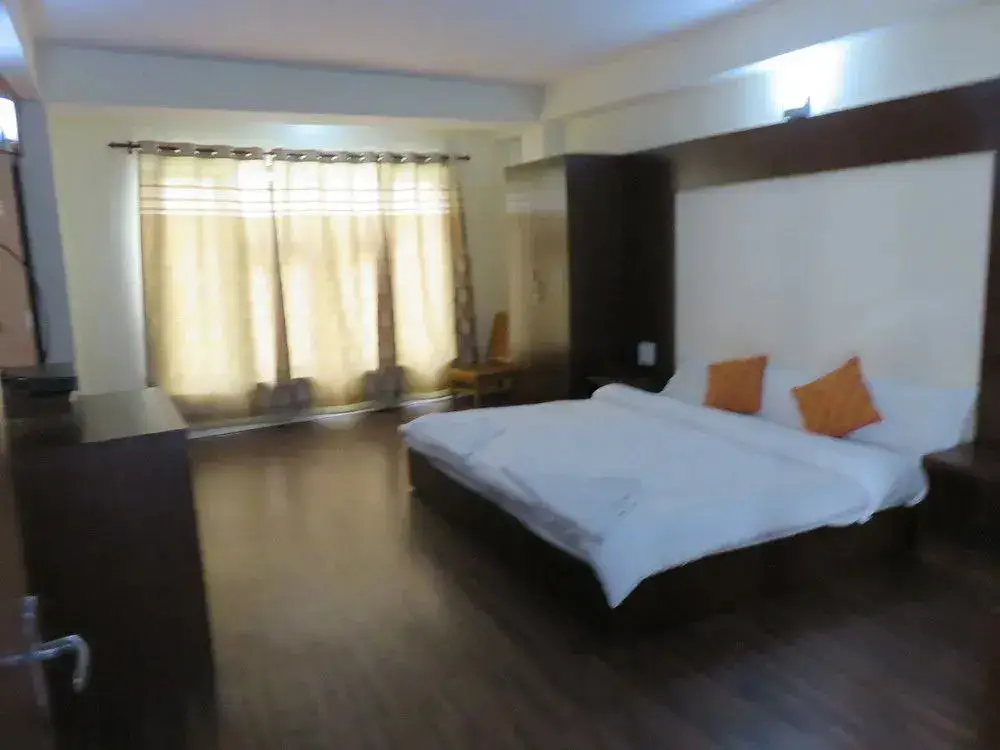 Лех: The Auspicious Hotel