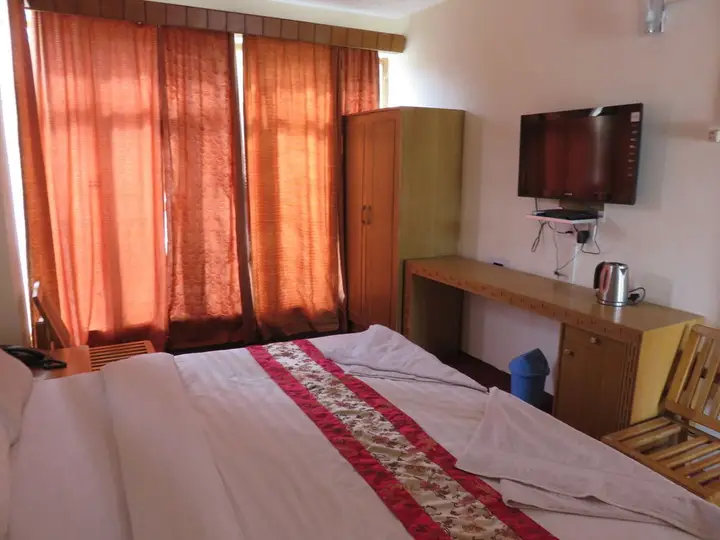 Лех: The Auspicious Hotel