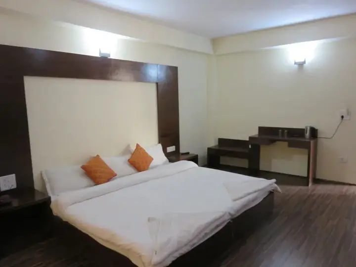Лех: The Auspicious Hotel