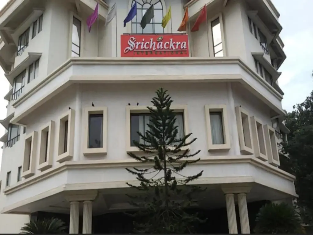 Перумал Ковил Пати: hotel srichakra international