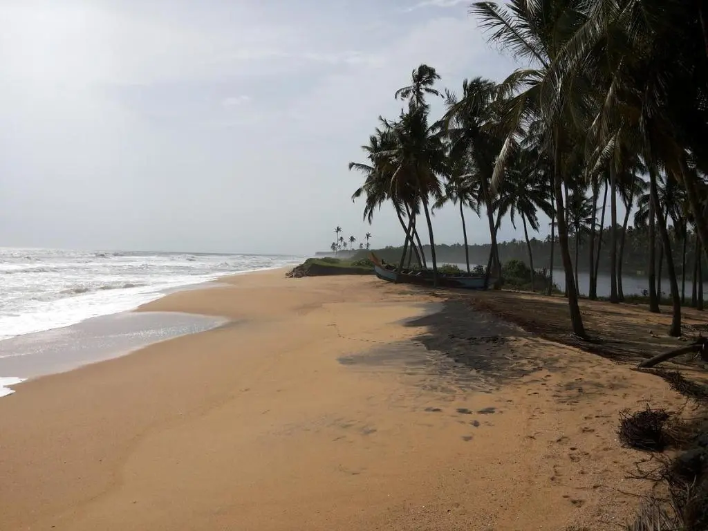 Эдава: M R Beach & Cottages