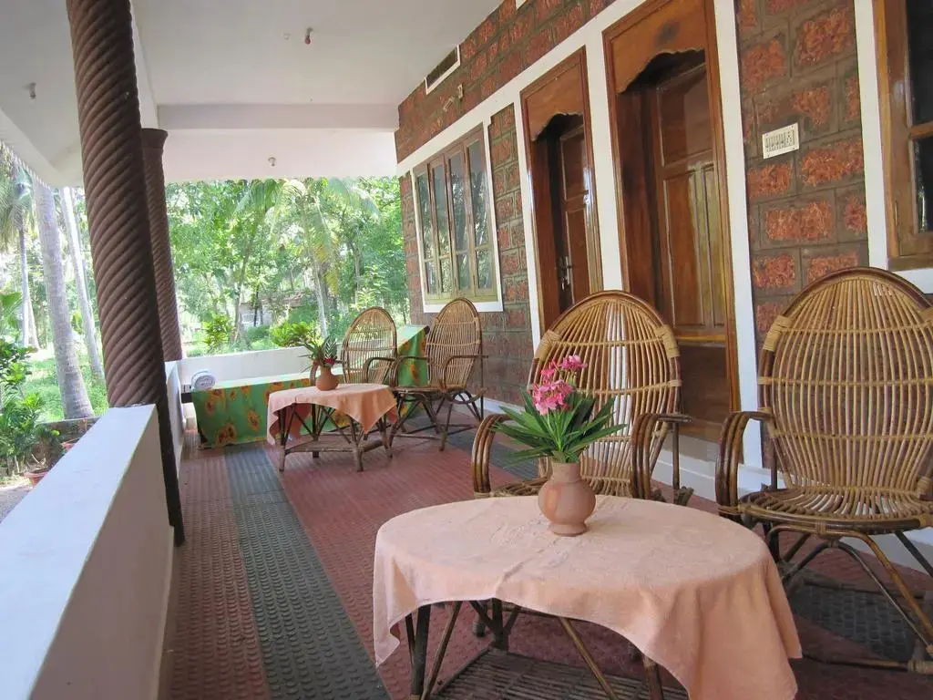 Эдава: M R Beach & Cottages