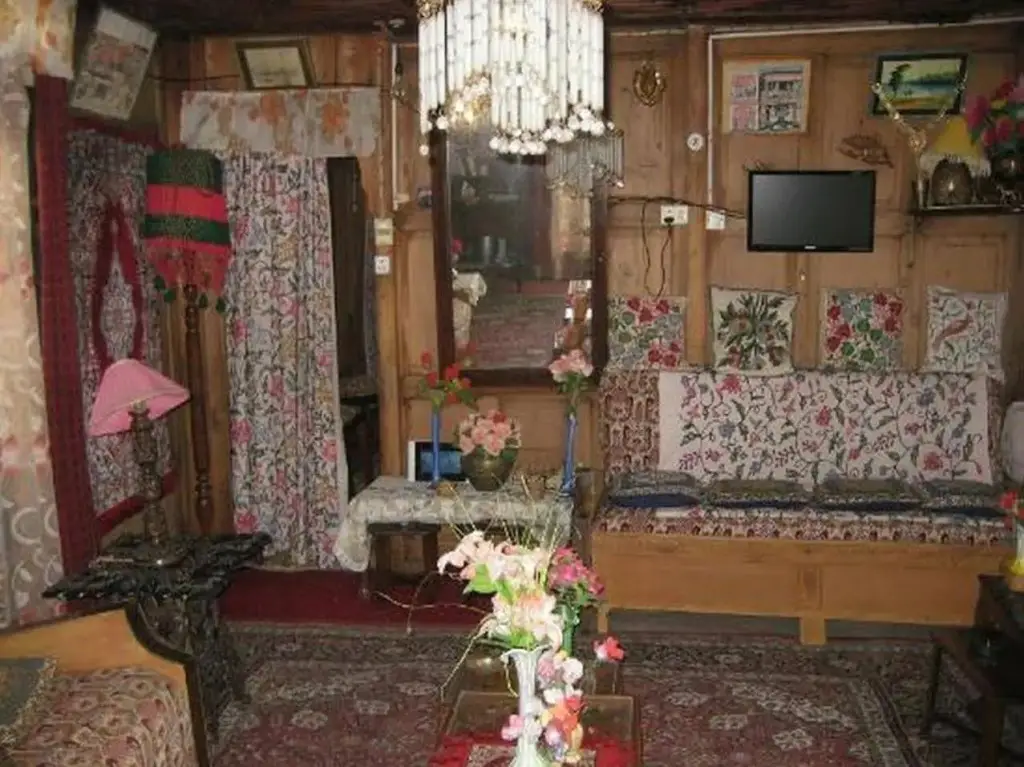 Шринагар: Houseboat Royal Lodge