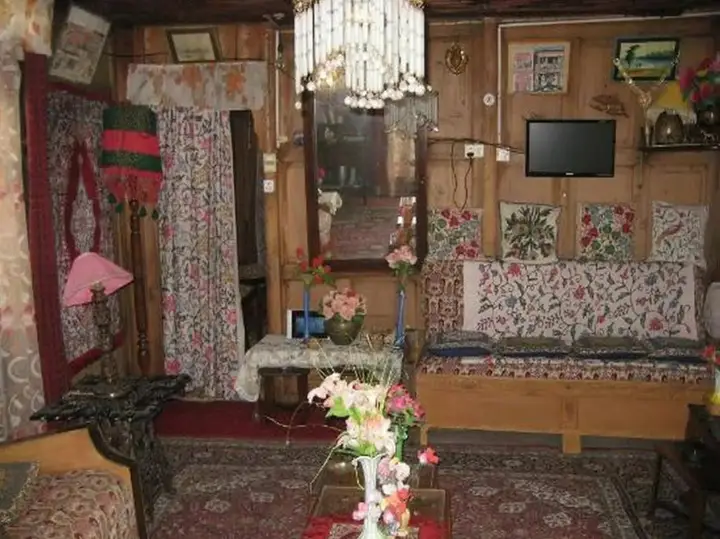 Шринагар: Houseboat Royal Lodge