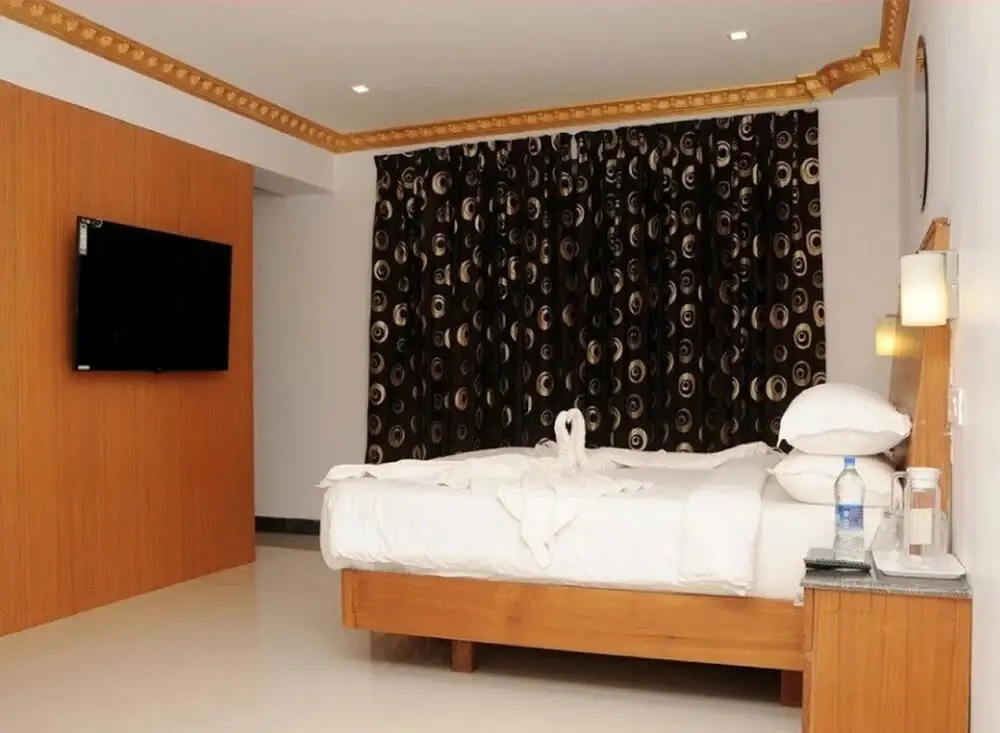 Маниячи: KA Hotel