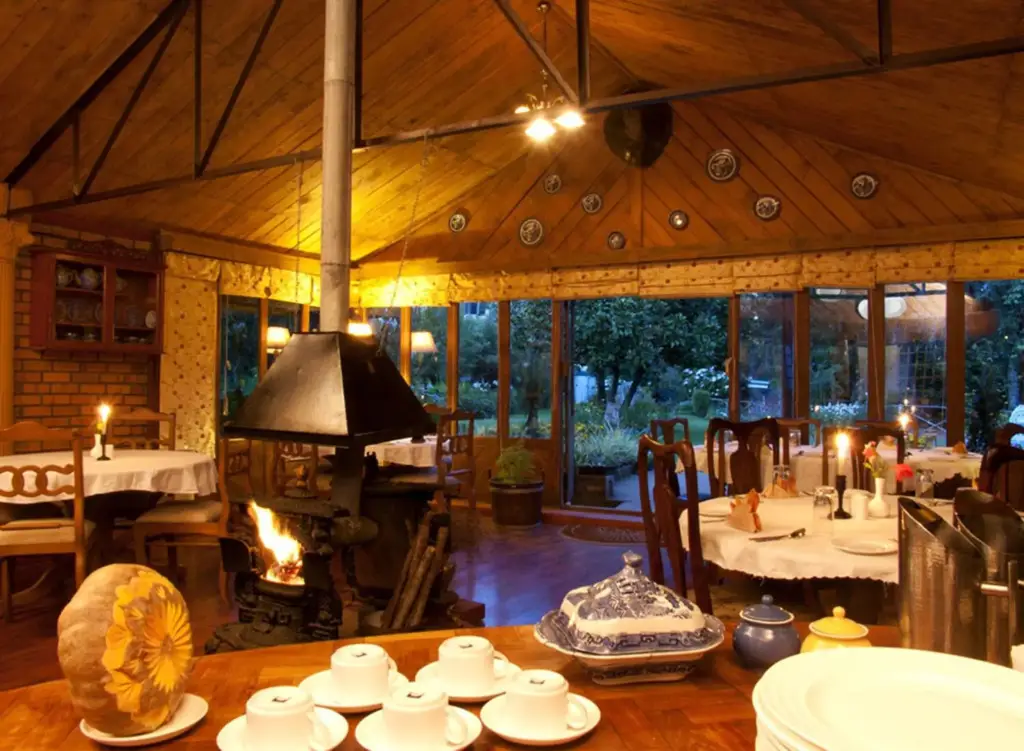 Ути: Lymond House