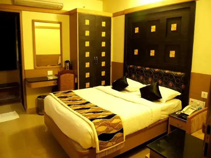 Маниячи: Hotel South Avenue