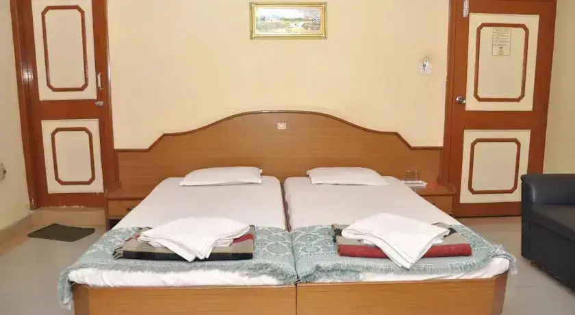 Сомнатх: Hotel Madhuram