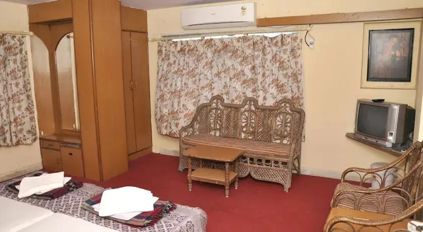 Сомнатх: Hotel Madhuram