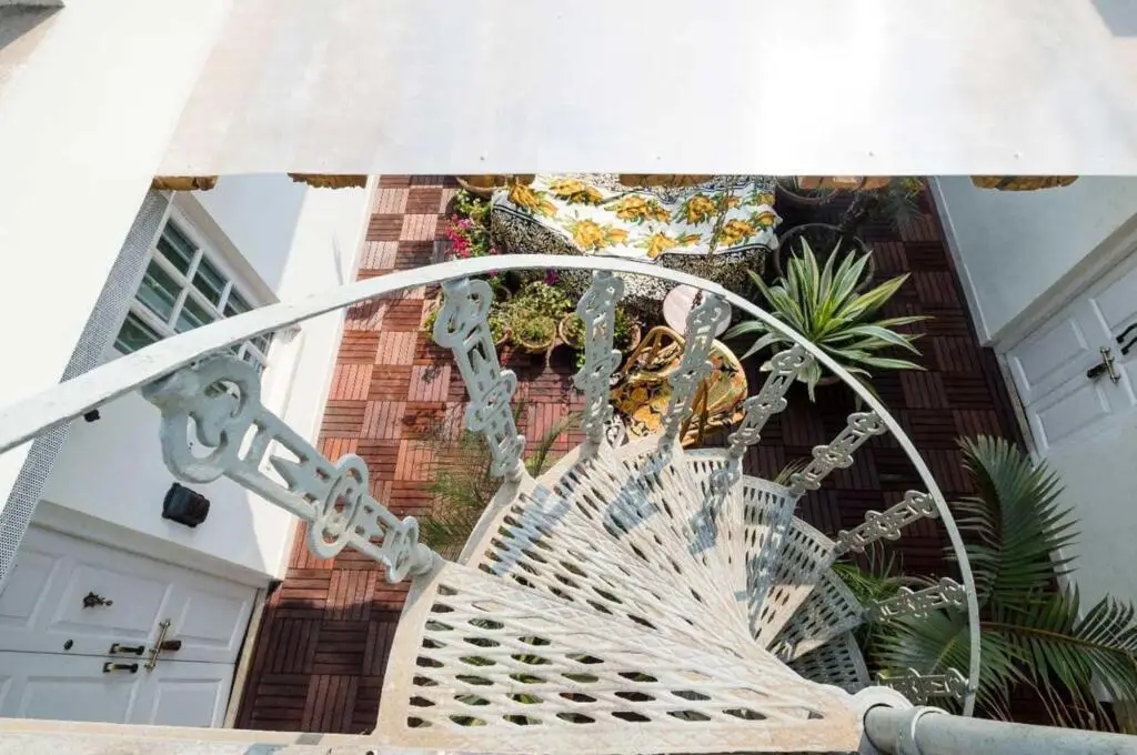 Колката: The Corner Courtyard