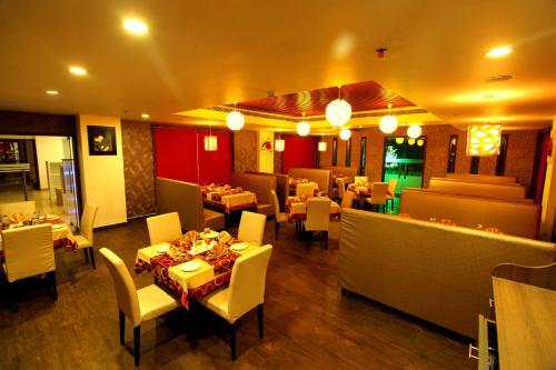 Вайпин: Paravoor Galaxy Hotel