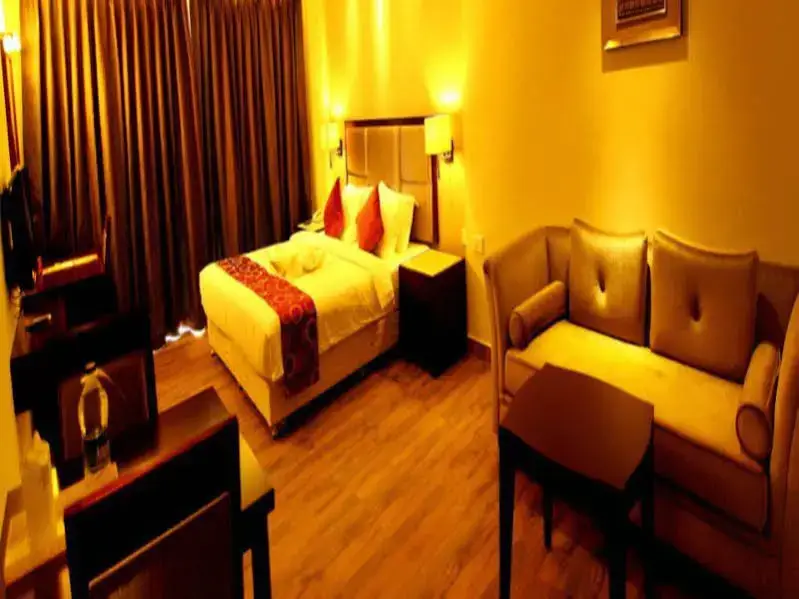 Вайпин: Paravoor Galaxy Hotel