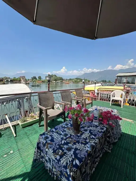 Vale of Kashmir Houseboat — фото 1