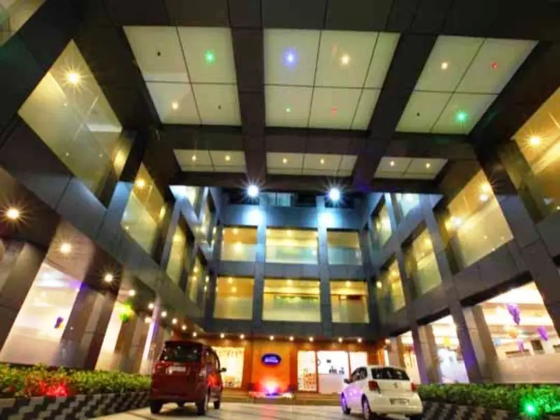 Holiday Hill Hotel & Suites — фото 1