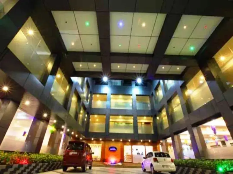 Holiday Hill Hotel & Suites — фото 1