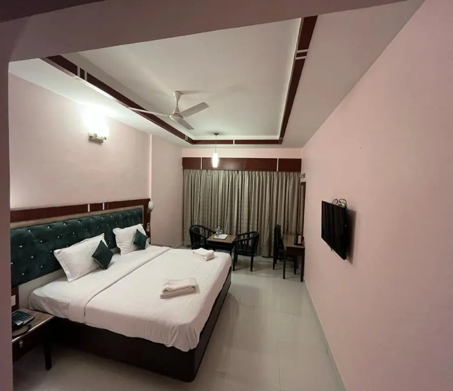Нагоре: Chandra Royal Inn