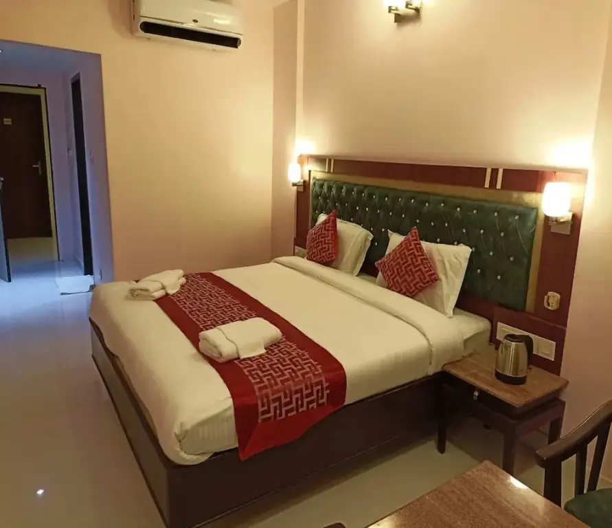 Нагоре: Chandra Royal Inn