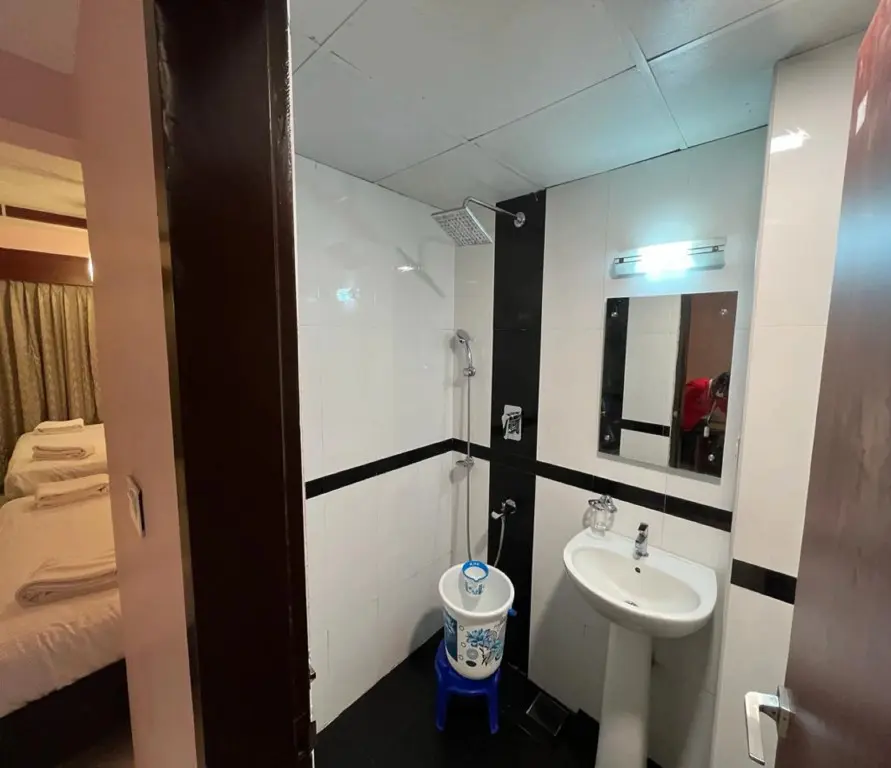 Нагоре: Chandra Royal Inn