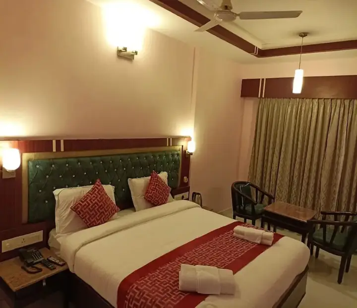 Нагоре: Chandra Royal Inn
