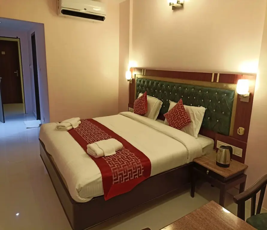 Нагоре: Chandra Royal Inn