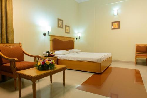 Cheppad: Club 7 Hotel