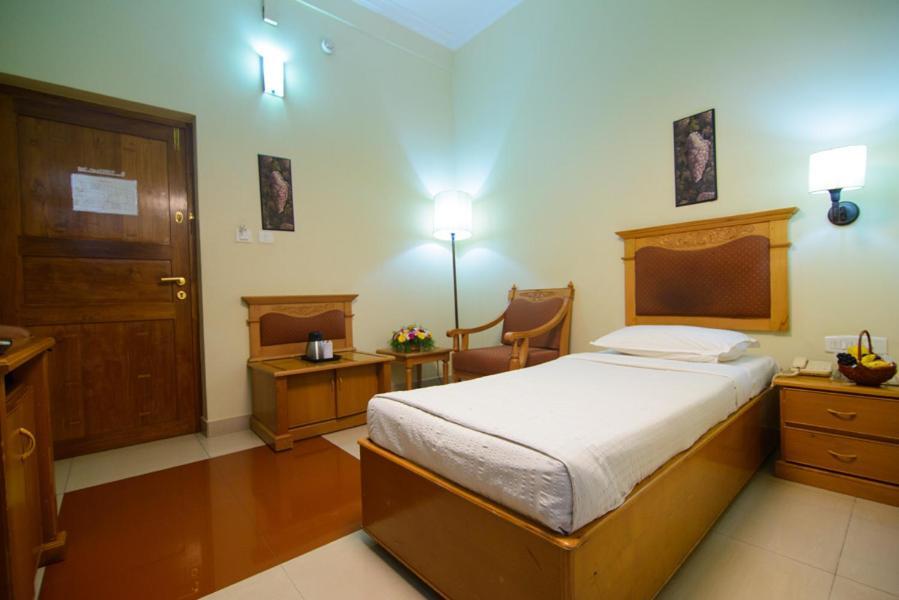 Cheppad: Club 7 Hotel