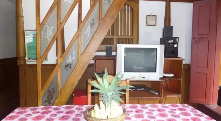 Аллеппи: Wisperingwater Houseboat