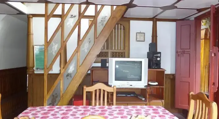 Аллеппи: Wisperingwater Houseboat
