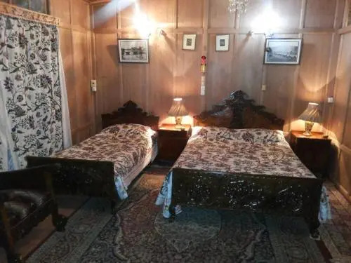 Шринагар: Kings Rose Houseboat