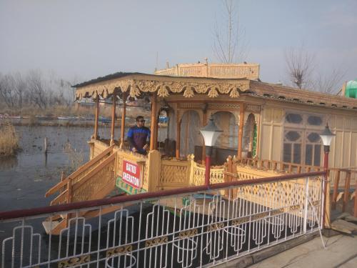 Шринагар: Shahnama House Boats