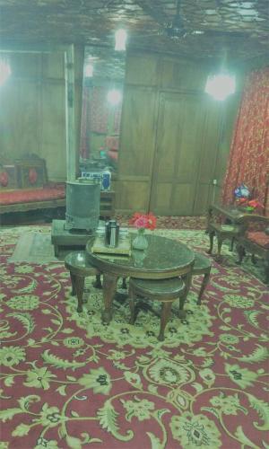 Шринагар: Shahnama House Boats