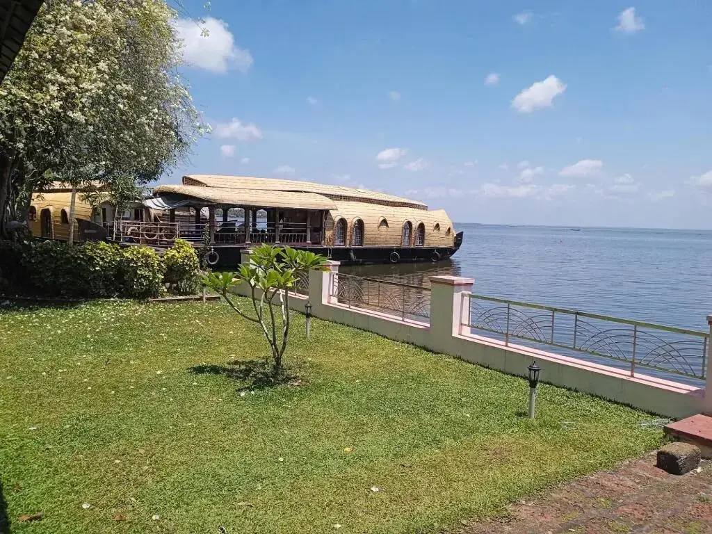Кумараком: Aqua Jumbo Houseboats