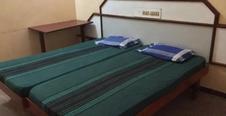 Дхарапурам: Sakthi Lodge