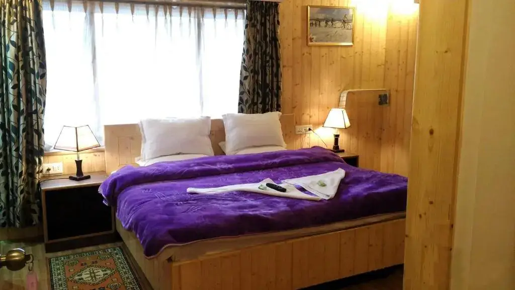 Шринагар: Ikraam Inn