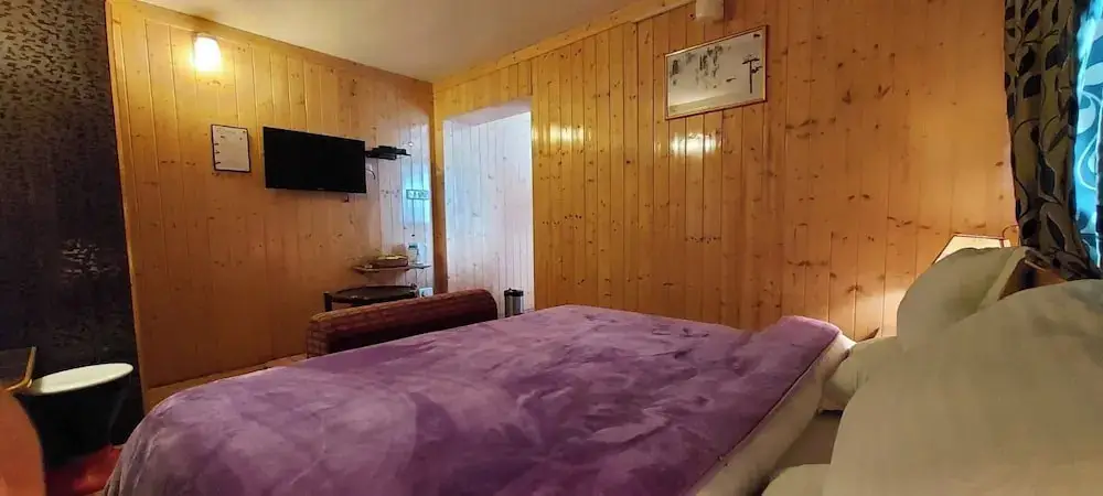 Шринагар: Ikraam Inn