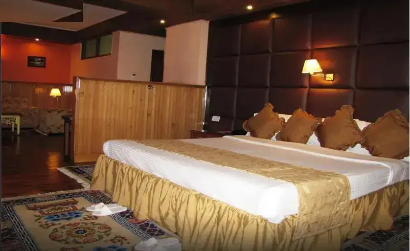 Лачунг: Yarlam Resort